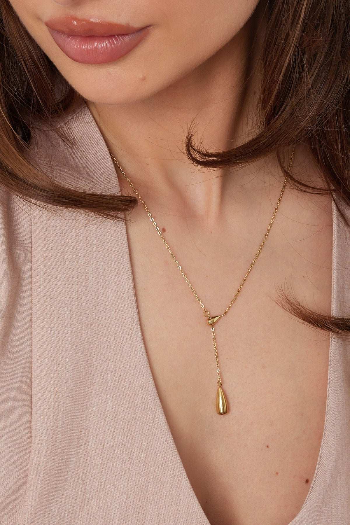 Halskette mit Tropfenanhänger