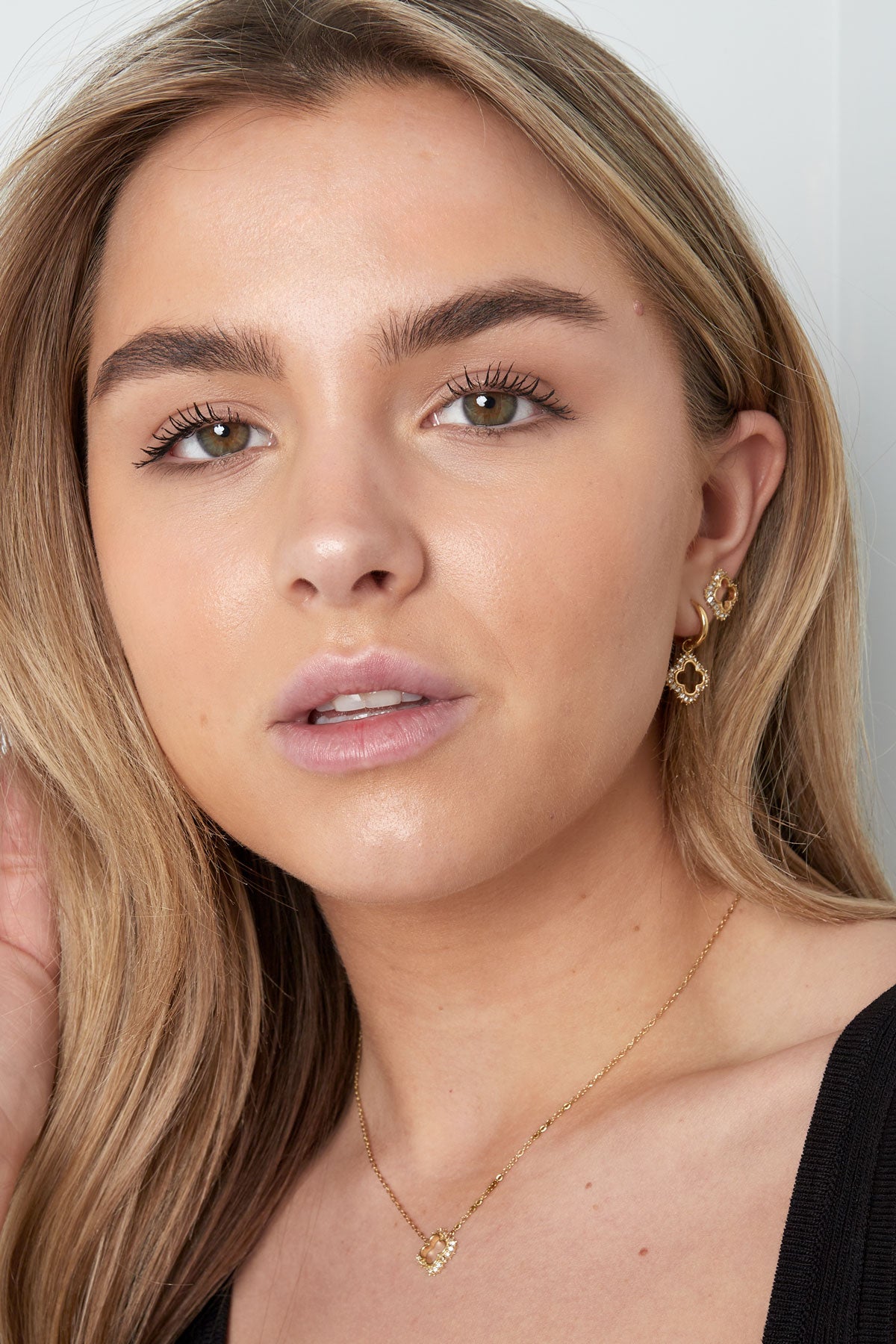 Glücksbringer-Ohrringe mit Diamanten – Goldfarbe  - Goldfarbefarbe