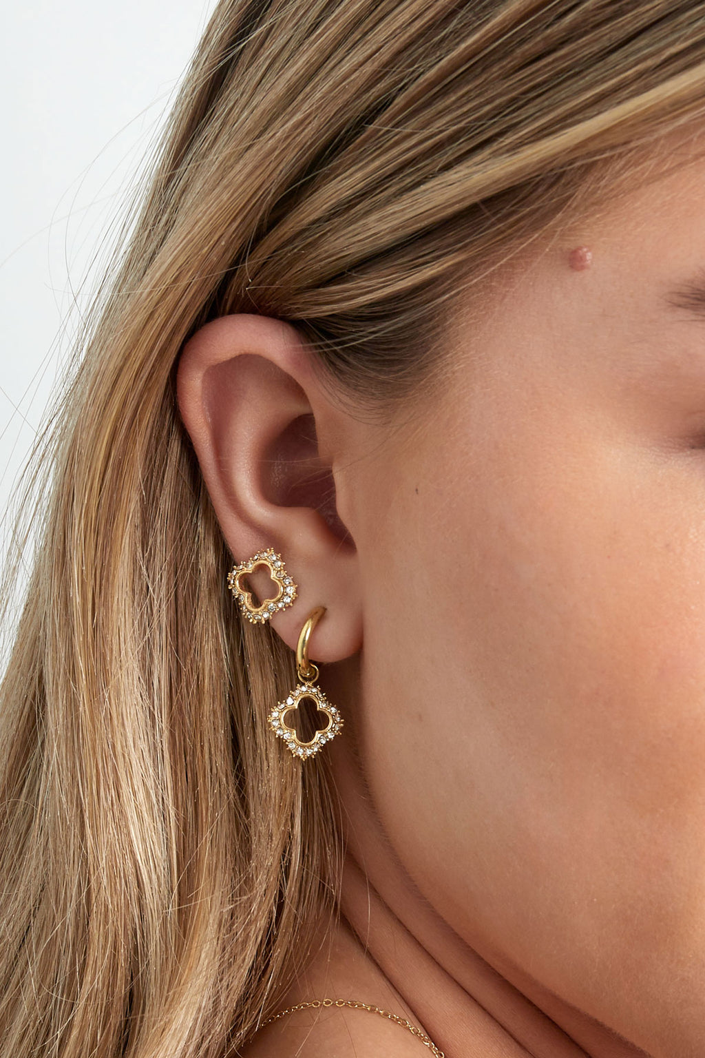 Glücksbringer-Ohrringe mit Diamanten – Goldfarbe  - Goldfarbefarbe