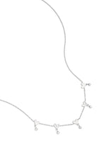 Halskette mit abwechselnden Herzen und baumelnden Steinen