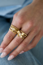 Statement-Ring mit mehreren Lagen verziert mit Blume und Stein
