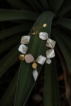 Armband mit Muscheln und Meeresanhängern beige