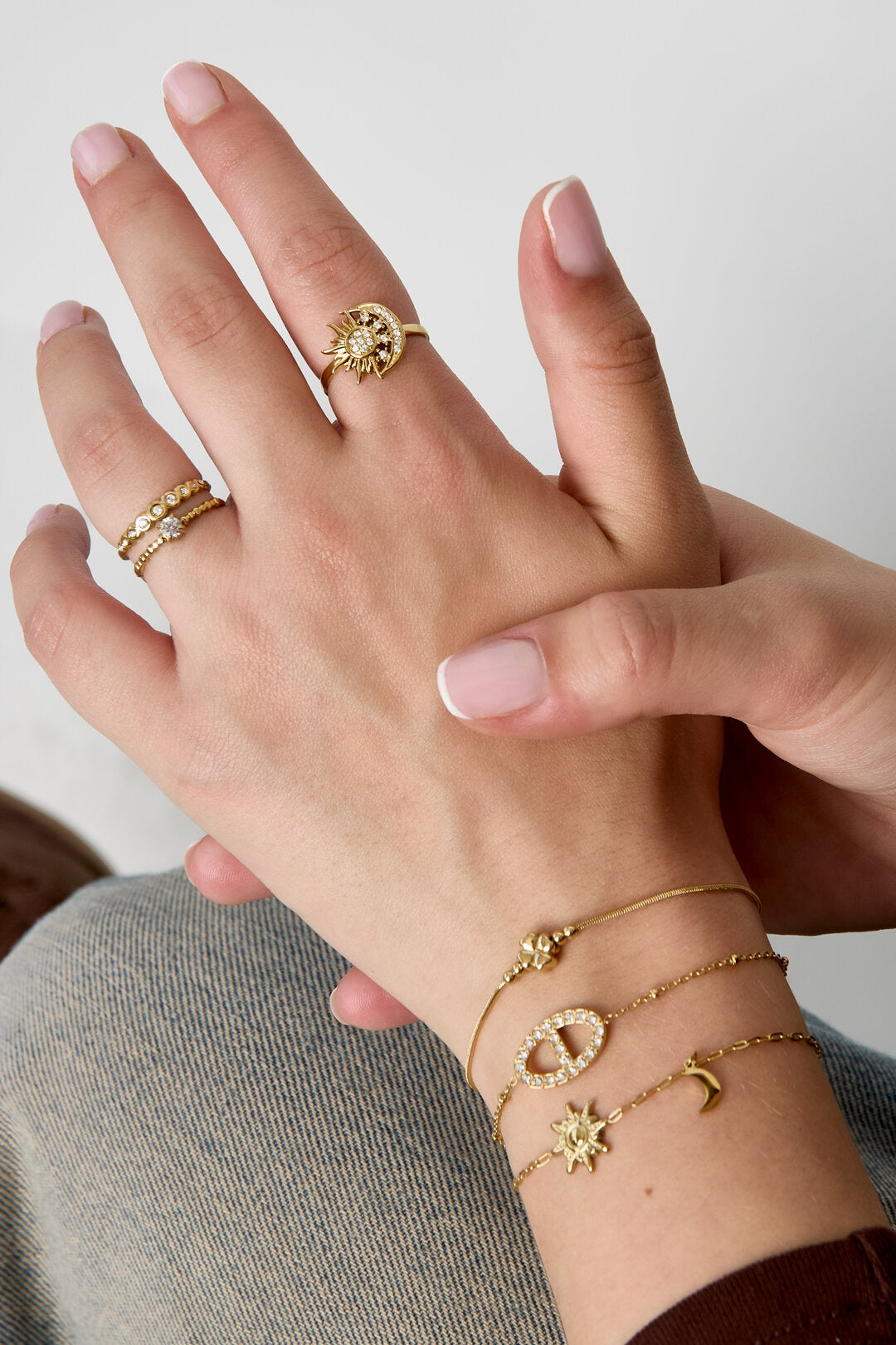 Verstellbarer Ring mit herzförmigem Stein und Herz