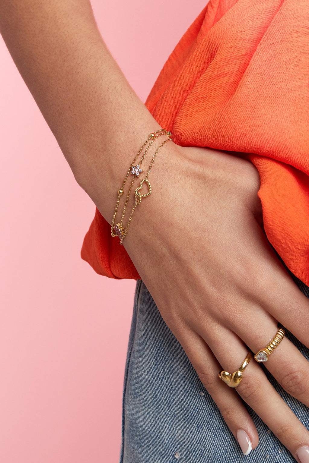 Armband mit farbigen Steinen und Blumen