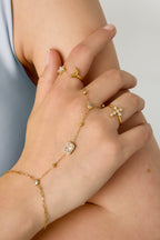 Handkette mit gerahmtem Statement-Stein