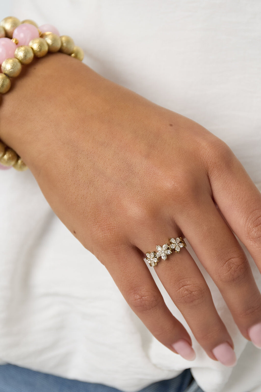 Ring mit Blumen und Steinen